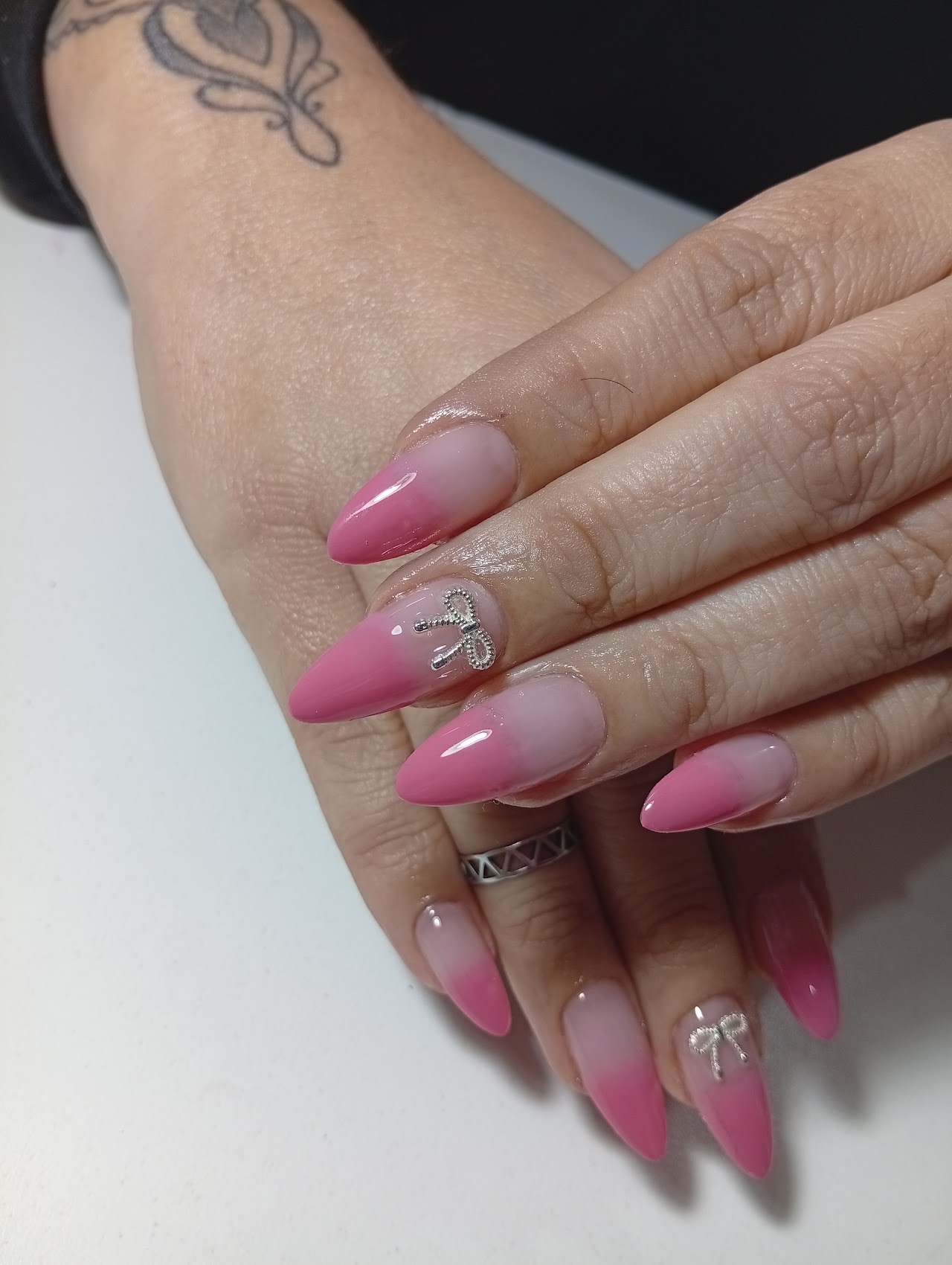 Manicura degradé en tonos rosa realizada en Artemisa