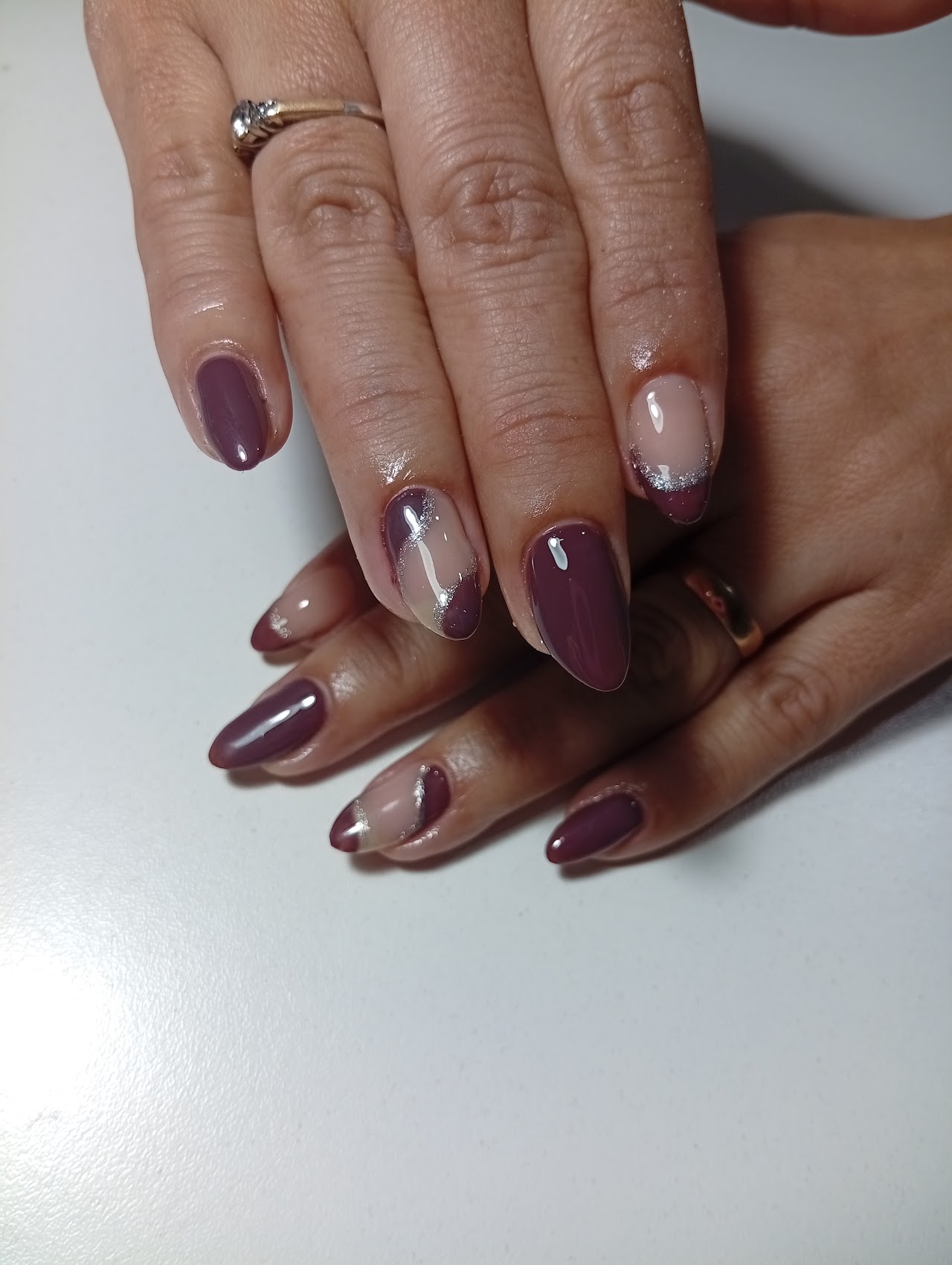 Manicura en tono malva con detalle francés en Artemisa